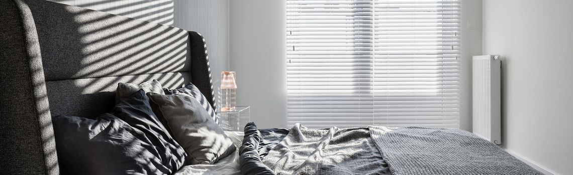 Schlafzimmer mit Jalousien